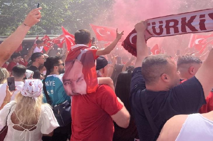 "الذئاب الرمادية واعتقالات".. مسيرة غاضية لجماهير تركيا قبل مباراة هولندا (صور وفيديو)